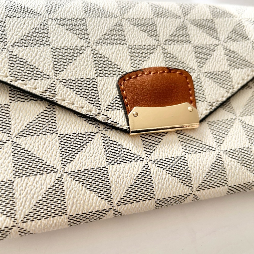 Fashion envelope wristlet - Picture 2 of 8